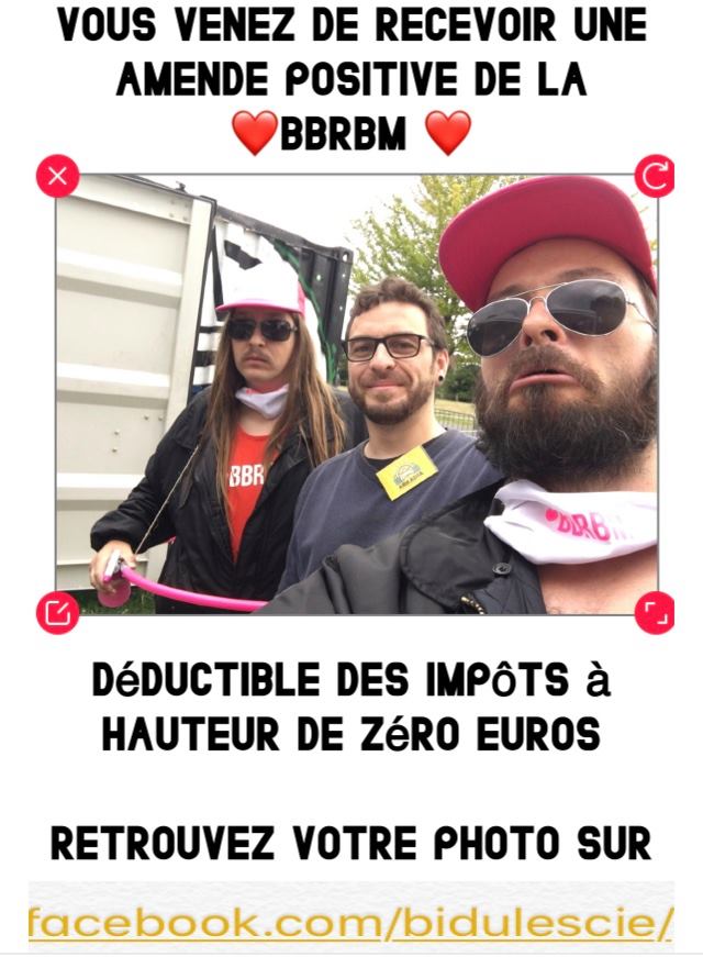 Comédiens de la BBRBM en interaction avec le public lors d’une déambulation de rue