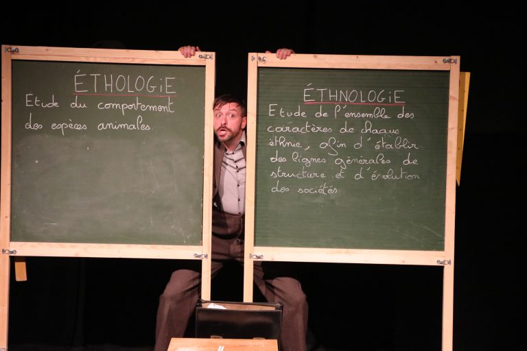 Denis Duval dans Le Singe Prétentieux, spectacle d’humour scientifique