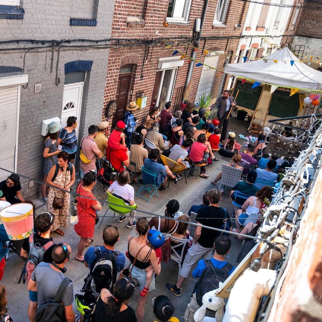 Le Singe Prétentieux en festival de Rue et en salle